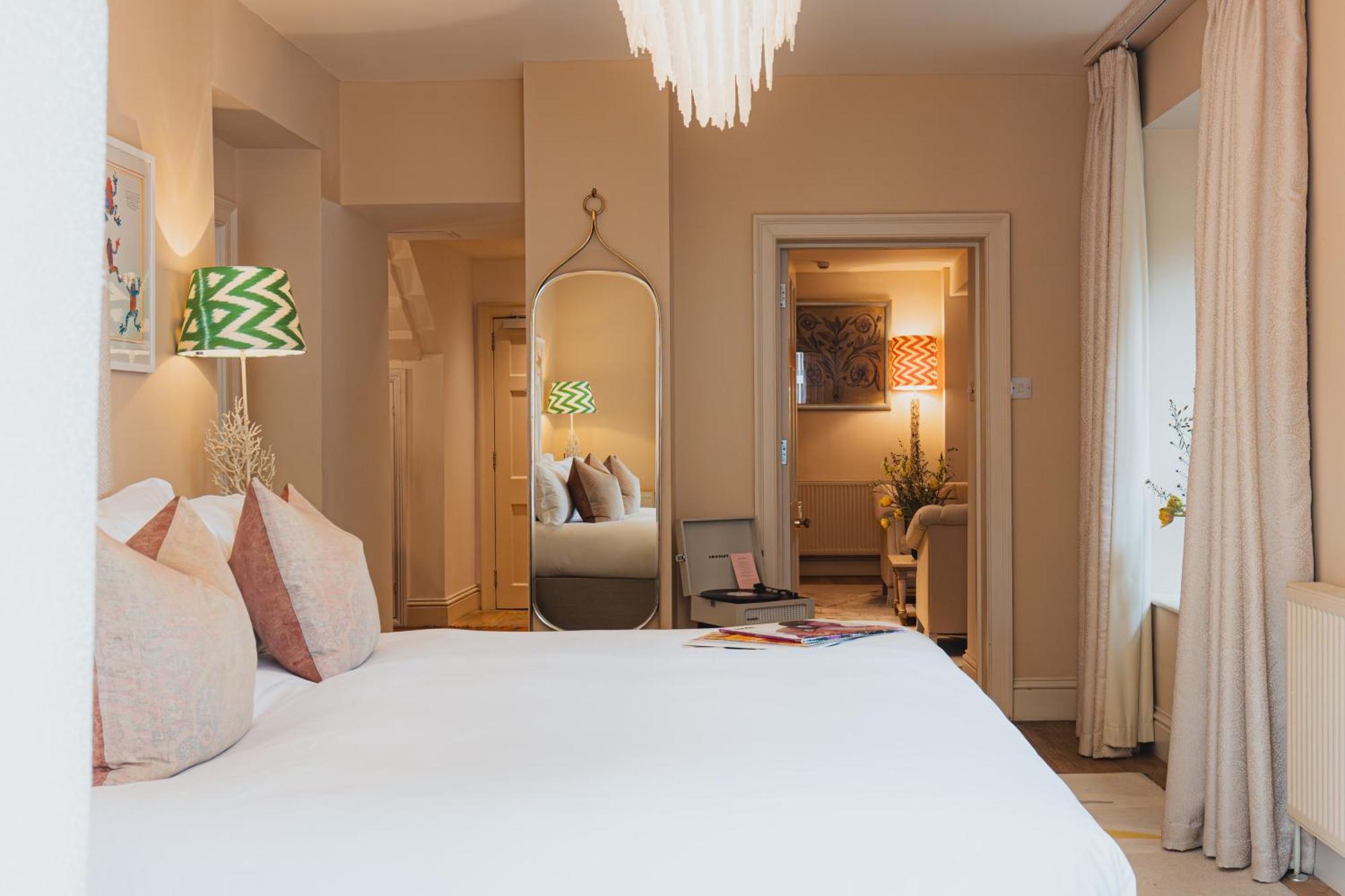 No 15 By Guesthouse, Bath Kültér fotó A bedroom at The Ivy Hotel