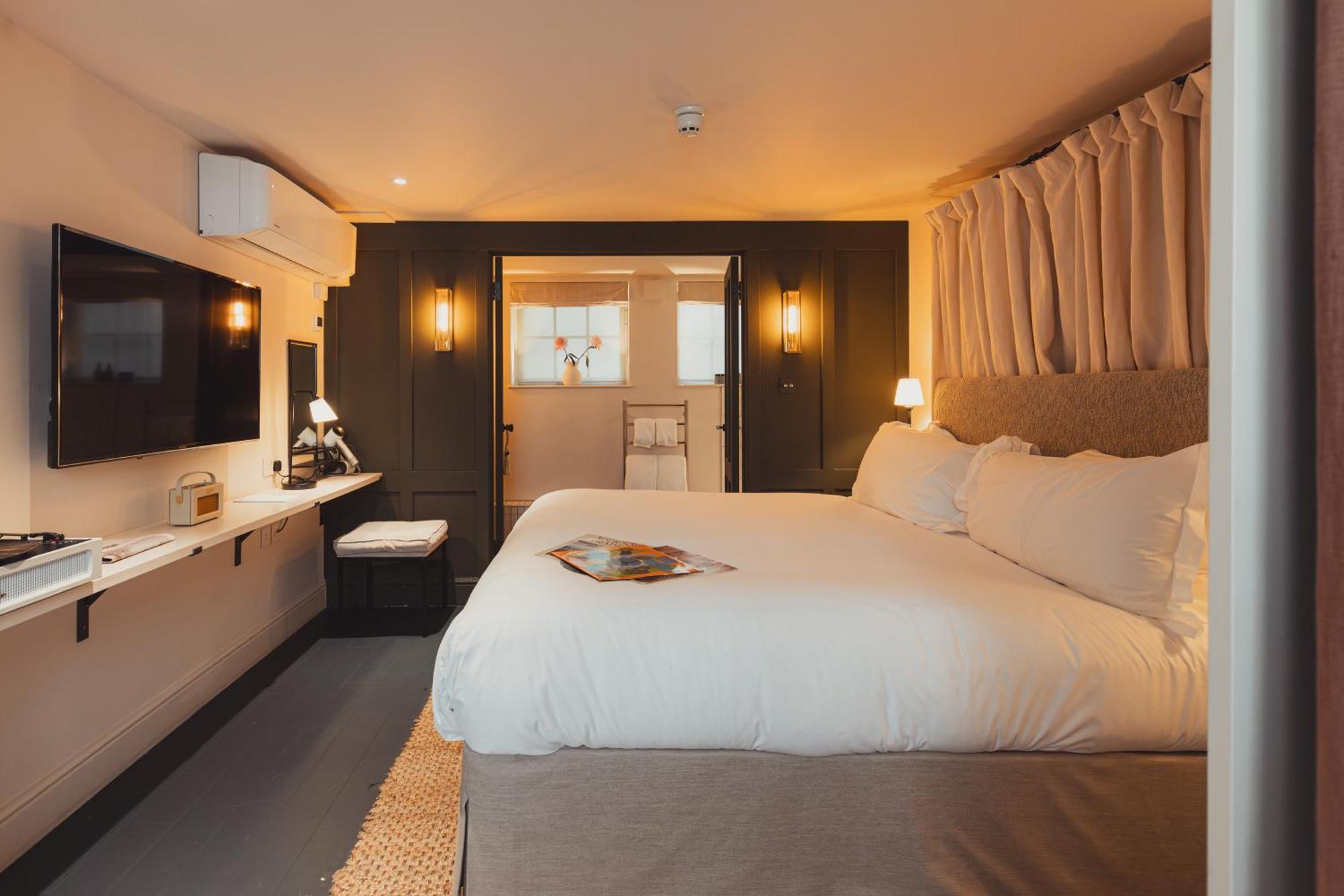No 15 By Guesthouse, Bath Kültér fotó A bedroom on board