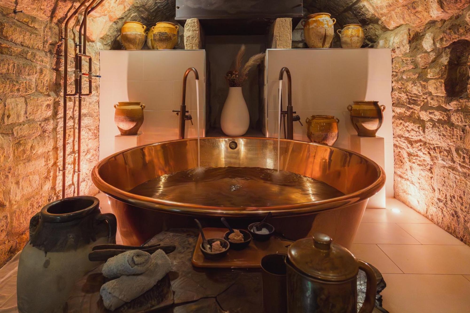No 15 By Guesthouse, Bath Kültér fotó The copper bath